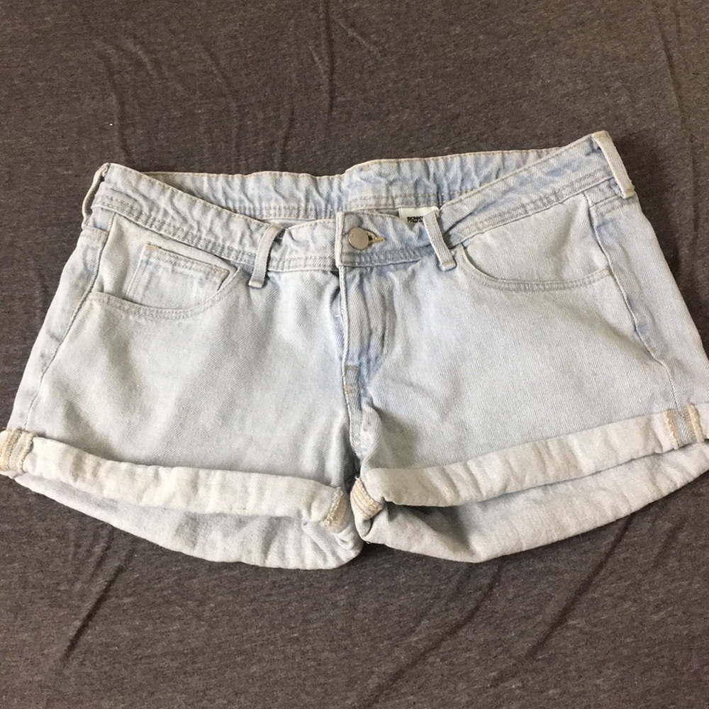 Skinny, low waist, light colored denim shorts